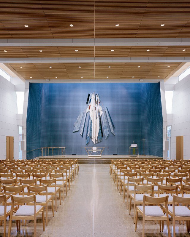 View of the church hall. In the apse, there is a decorative galzed porcelain frieze made by the artists Espen Dietricson and Marie Buskov