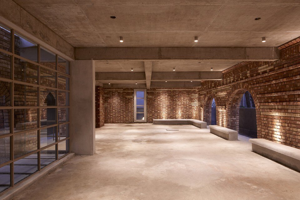 Gallery House, a community building in Bansberia, India - Domus