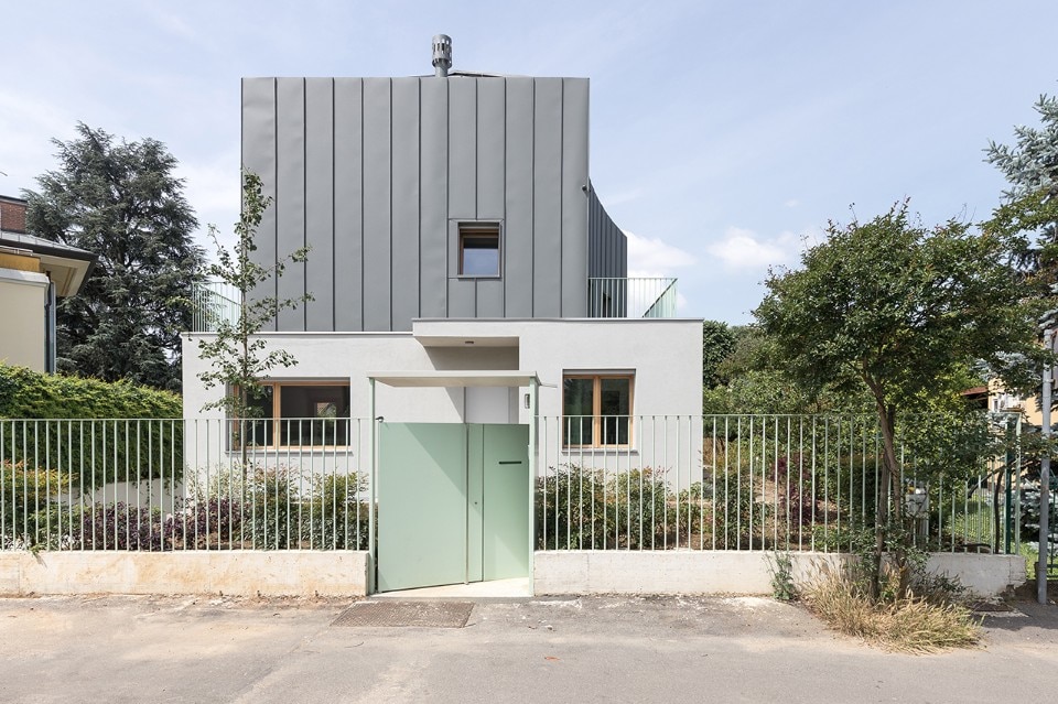 OASI Architects, villa a Segrate, Italia, 2020. Vista dalla strada