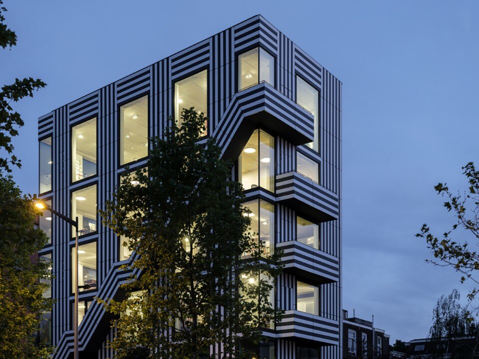 Thomas Widdershoven (Thonik) in collaborazione con Arjan van Ruyven (MMX Architecten), nuova sede di Studio Thonik, Amsterdam, Paesi Bassi, 2020 Thomas Widdershoven (Thonik) in collaborazione con Arjan van Ruyven (MMX Architecten), nuova sede di Studio Thonik, Amsterdam, Paesi Bassi, 2020