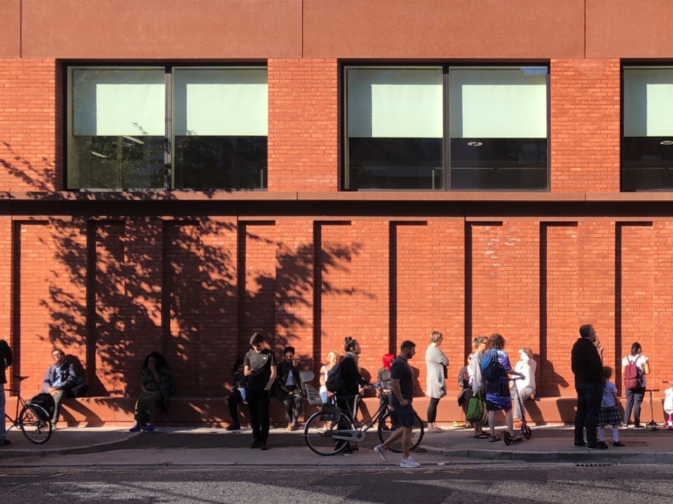 Il muro attrezzato della scuola. Henley Halebrown, Hackney New Primary School / 333 Kingsland Road, Londra, 2020