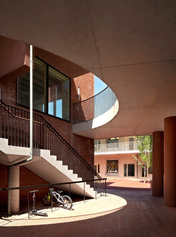 Il cortile della scuola. Henley Halebrown, Hackney New Primary School / 333 Kingsland Road, Londra, 2020