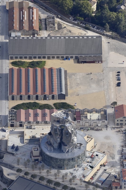 Vista aerea del centro culturale Luma Arles, Parc des Ateliers, Arles. Foto Hervé Hôte