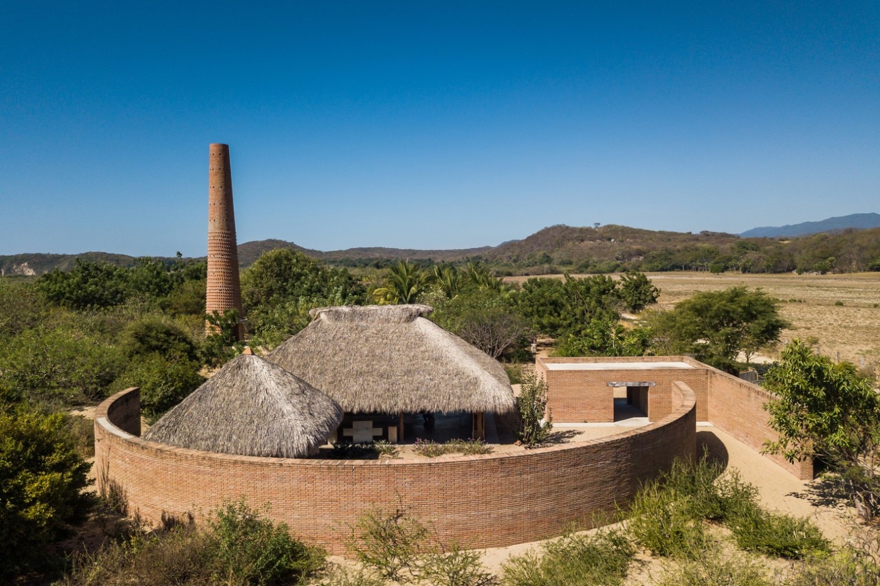 Alvaro Siza's open pavilion for a community that works with clay