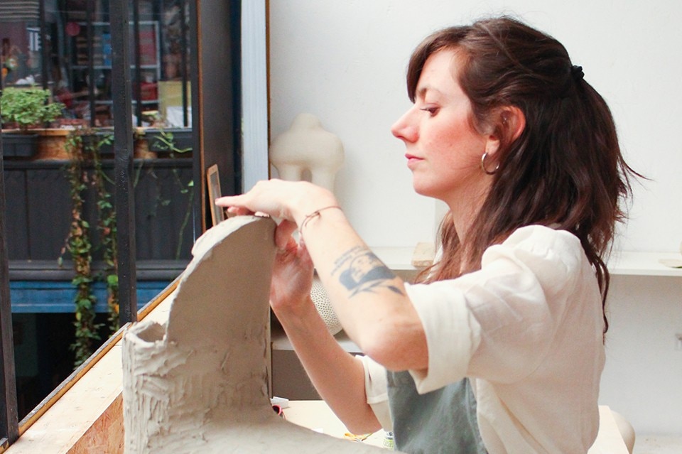 Elisa Uberti working in her studio in Rouibax 