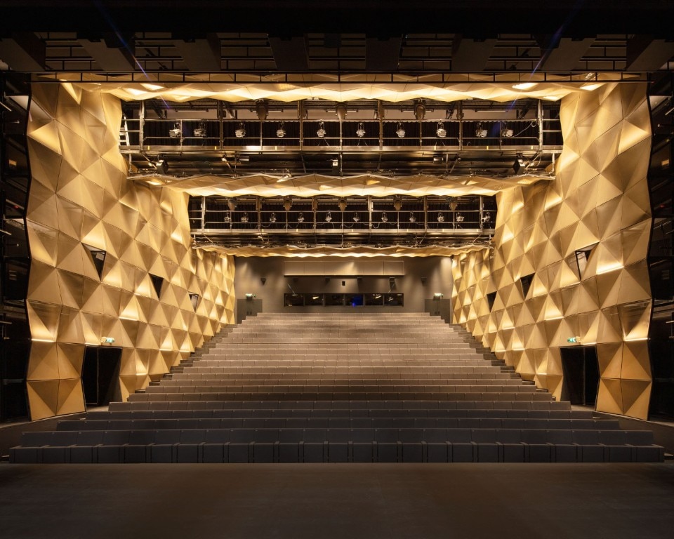 FRES architectes, Theatre de la Nouvelle Comédie de Genève , Ginevra 2020. Foto: Yves André. Vista della sala principale dal palcoscenico.