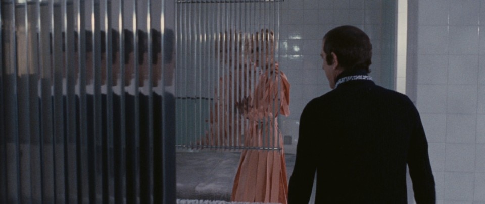 Una parete "cronotopica", tratto distintivo dell'opera di Nanda Vigo, in una scena del film La Notte che Evelyn Uscì dalla Tomba (1971). Foto: frame da film.