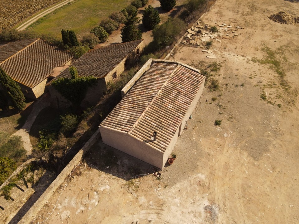 Agora Arquitectura, In the shelter of a wall, Torroella de Montgrí, Girona, Spain 2021. Photo Agora Arquitectura