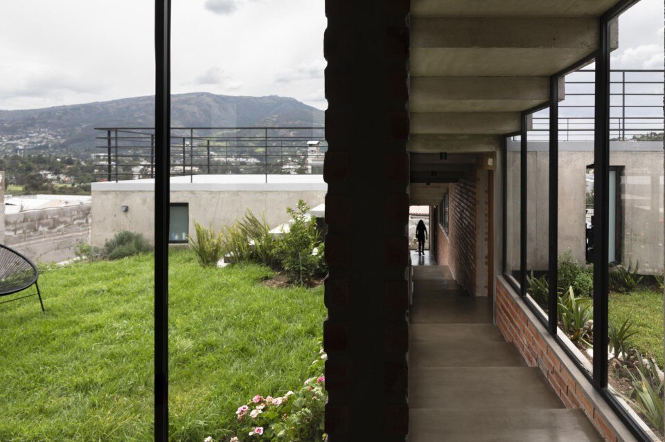  El Sindicato Arquitectura, Casa en pendiente, Cumbayá, Quito, Ecuador 2021. Foto Andrés Villota