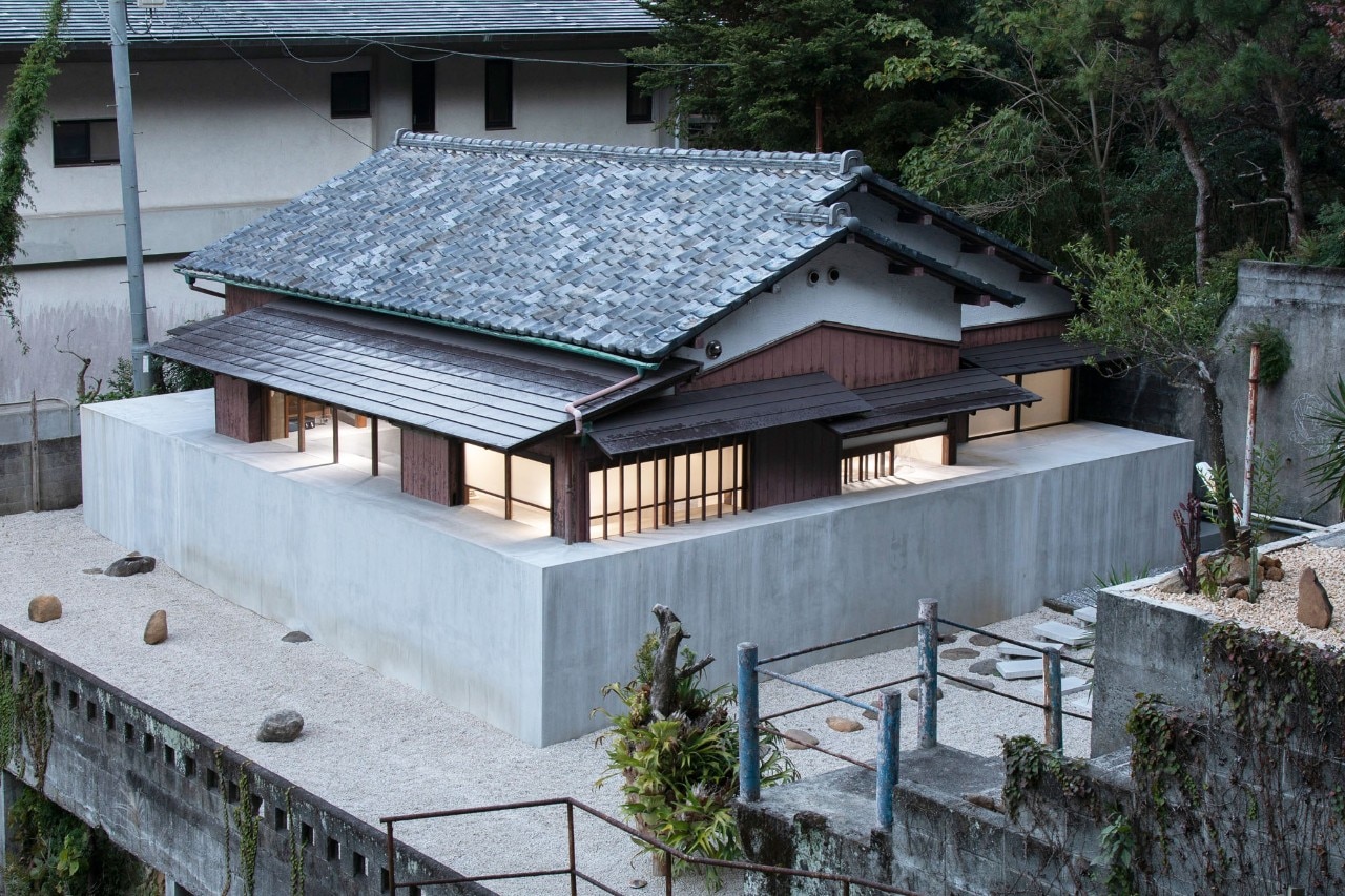 The brutalist embrace over an old Japanese house - Domus
