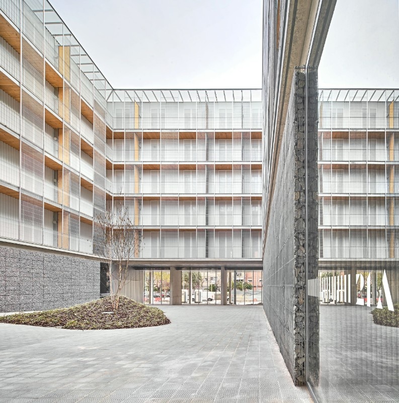 Peris + Toral Arquitectes, complesso residenziale a Cornellà de Llobregat, Spagna 2022. Foto José Hevia