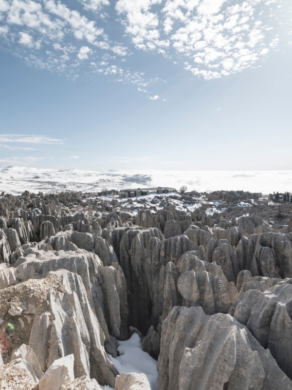 On the Rocks, Karim Nader Studio, Faqra, Libano. Foto Dia Mrad, courtesy © Karim Nader Studio