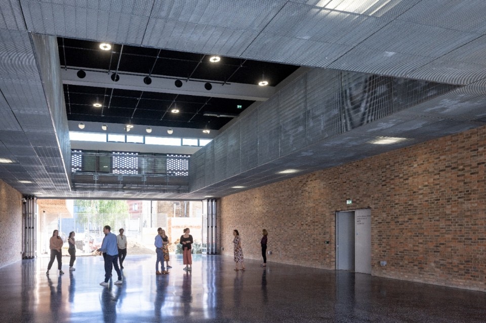 L’Hangar del nuovo campus di design e innovazione del Royal College of Art, progettato da Herzog & de Meuron. Foto © Iwan Baan