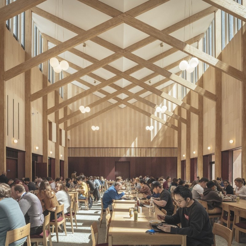 Feilden Fowles, Dining hall, Homerton College, Cambridge, UK 2022. Foto Jim Stephenson