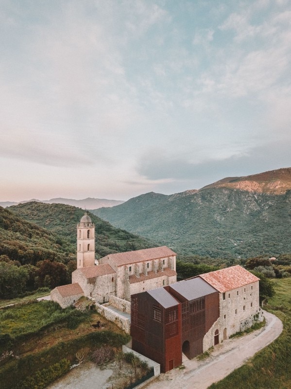 Amelia Tavella Architectes, Riabilitazione e ampliamento del Convento di Saint-François, Santa-Lucia di Tallano, Corsica, Francia 2022. Foto Thibaut Dini 