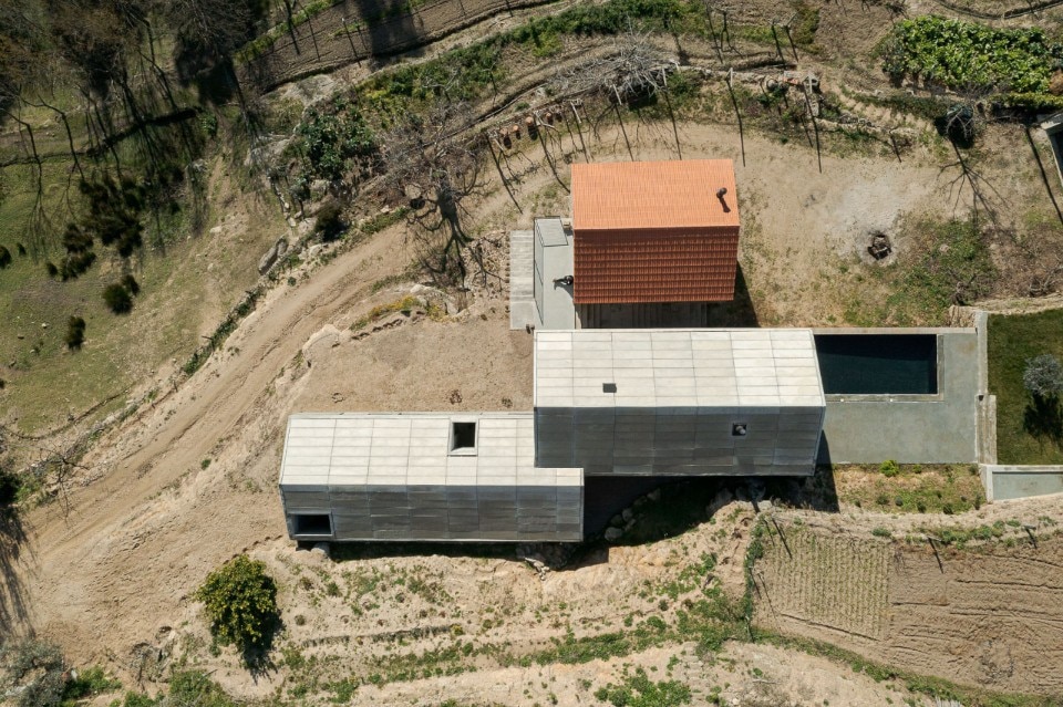 Filipe Pina + David Bilo,  Casa NaMora, Gonçalo, Guarda, Portogallo 2022. Foto Ivo Tavares Studio