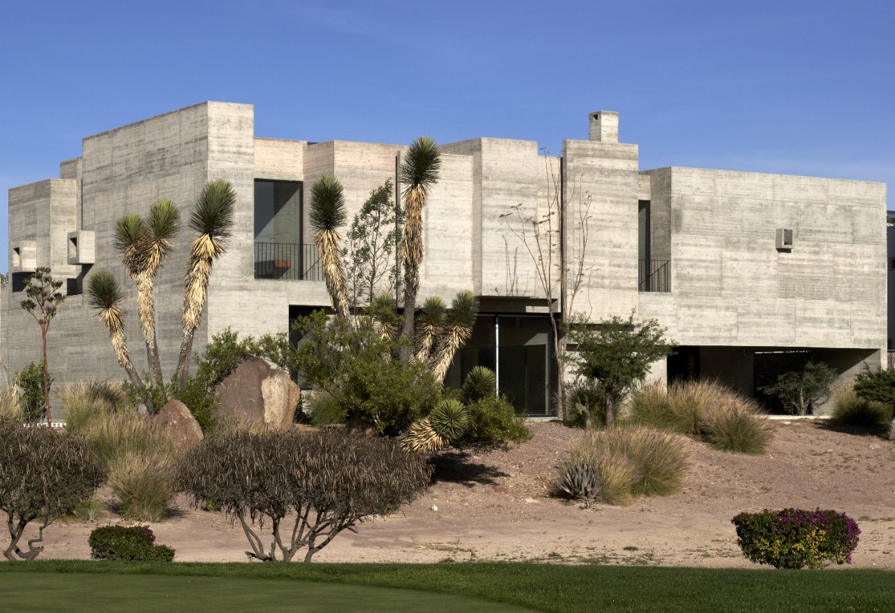 Brutalist echoes in a house-sculpture on a Mexican hillside, by Lucio ...
