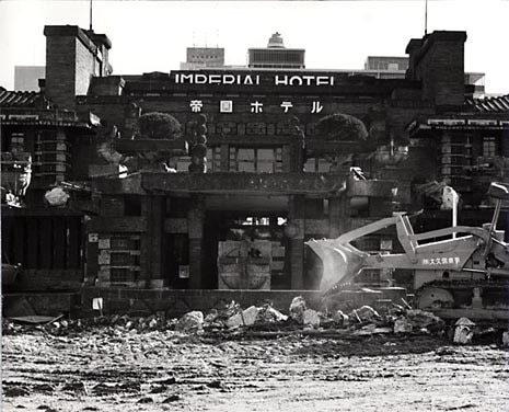 Particolare della demolizione davanti all’ingresso principale. Foto Sato, Archivio Domus