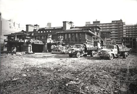 Una panoramica generale del cantiere della demolizione. Foto Sato, Domus 459/68