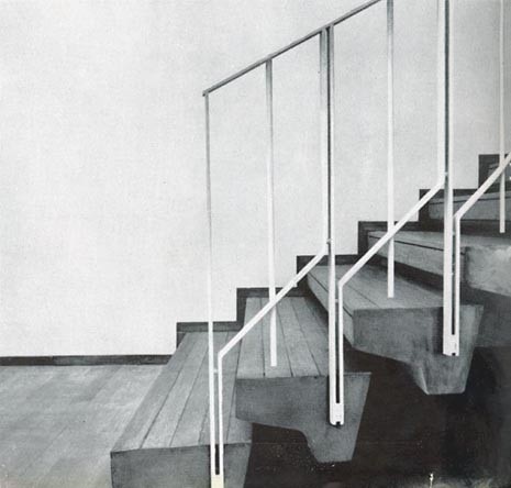 La scala con la balaustra dal disegno ritmato. Foto Casali, Domus 295/54