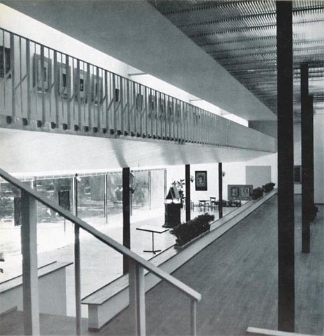 I tre livelli dello spazio dalla scala. Foto Casali, Domus 295/54