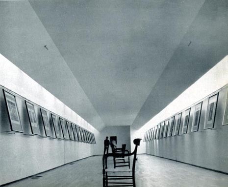 La galleria al livello superiore riservata alle stampe. Foto Casali, Domus 295/54