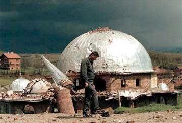 Una moschea distrutta in Kossovo