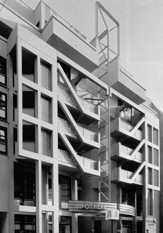 La facciata sul fronte stradale (foto Reinhard Goerner)