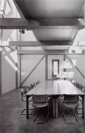 La sala conferenze al secondo piano (foto Heinz Grosskopf/Domus)