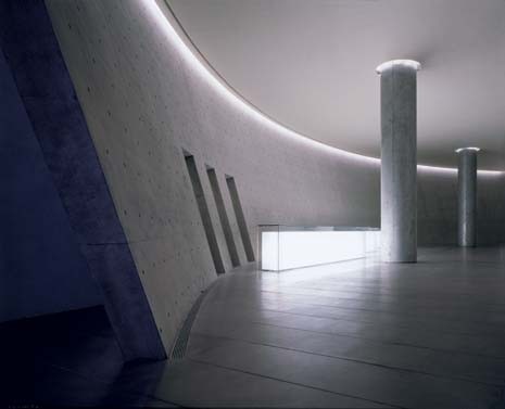 Il sontuoso foyer si apre in fondo alla prospettiva dall'entrata (foto Richard Bryant/Arcaid/Domus)
