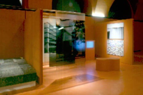 Per l’allestimento della mostra, lo studio Eichinger oder Knechtl, negando i bianchi volumi del museo, ha giocato sui toni vividi dell’arancione
