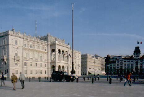 Vista dal mare di piazza dell’Unità d’Italia. Foto Gabriele Crozzoli