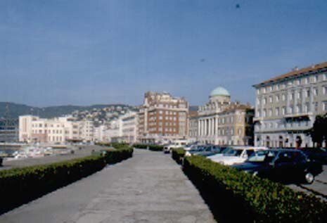 Le Rive verso est. Al centro Palazzo Carciotti (cupola in rame) e il Grattacielo dei Berlam che delimitano il canale del Ponte Rosso. Foto Gabriele Crozzoli