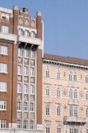Particolare delle facciate del grattacielo dei Berlam e di Palazzo Gopcevic sul canale del Ponterosso. Foto Gabriele Crozzoli