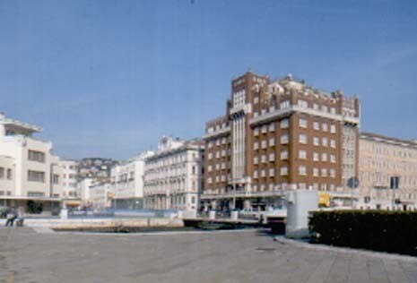 Le rive e corso Cavour. In primo piano il Grattacielo dei Berlam. All'estrema destra la Capitaneria di Porto (ex Idroscalo). Foto Gabriele Crozzoli
