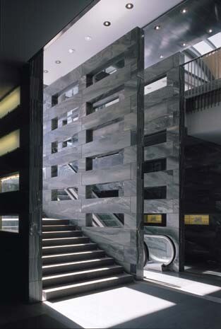 I collegamenti verticali che dalla piazza portano al livello del centro commerciale e del passaggio coperto