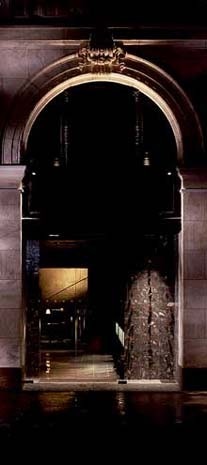 L'hotel Paramount a New York, progettato da Philippe Starck per Ian Schrager



