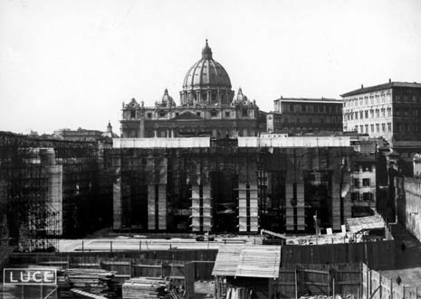 Rarissima fotografia con la prova al vero del “nobile interrompimento” progettato da Piacentini e Spaccarelli, montata su carrelli che avrebbero permesso di avvicinarla e di allontanarla. Fu invece subito disfatta, dicembre 1938

