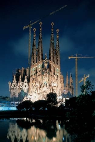 La cattedrale della Sagrada Familia fu costruita come risposta conservatrice alla secolarizzazione della vita catalana provocata dal processo di industrializzazione e dal nuovo assetto economico (che peraltro fornì a Gaudí molti dei suoi clienti)