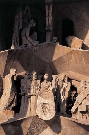 La preoccupazione più grande per coloro che ammirano Gaudí, ma non condividono la scelta di chi vuole completare la cattedrale, non è solo l’impatto che possono avere alcune recenti sculture di discutibile qualità (sopra), ma anche la trasformazione dei ‘frammenti’ di Gaudí in elementi di un insieme molto più grande, progettato da mani assai meno felici 