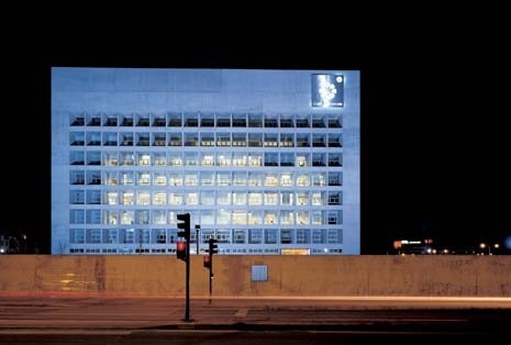 I fronti esposti a sud sono caratterizzati da una sorta di brise soleil a cassettoni molto profondi, che di notte lasciano trasparire la luce interna
