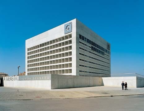 Alla periferia di Granada, l’edificio dichiara la sua completa estraneità al contesto ergendosi su un ampio basamento

