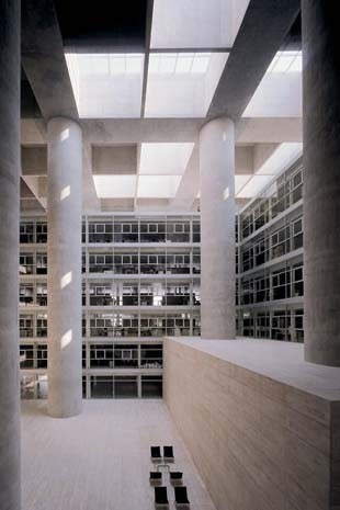 Anche sulla copertura in cemento dell’atrio sono ritagliati dei lucernari a cassettoni, che lasciano penetrare la luce del sole con studiata modulazione
