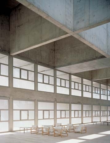 Anche nella ‘terrazza’ all’ultimo piano la rigorosa geometria compositiva dà vita a un ambiente monumentale, reso più domestico dalla presenza delle sedie di Aalto
