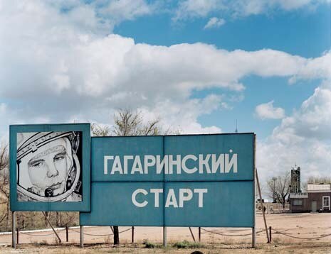 Yuri Gagarin, il primo uomo lanciato nello spazio, qui è ancora venerato, e la sua figura ricordata da manifesti, statue e cartelloni commemorativi disseminati in tutta la base spaziale. Sullo sfondo, la rampa di lancio numero Uno dalla quale presero il via lo Sputnik, Gagarin e, nell’aprile di quest’anno, la missione Marco Polo, di cui faceva parte l’astronauta italiano Roberto Vittori