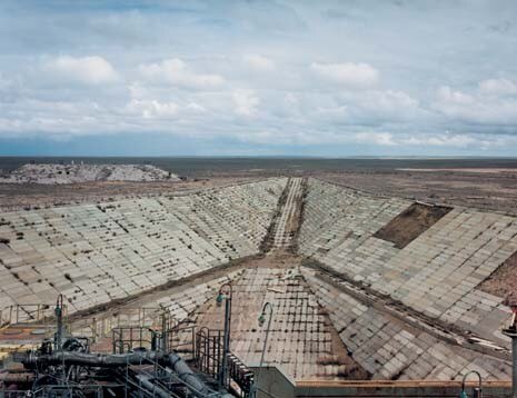 L’immensa ‘buca’ situata a fianco della rampa, progettata per assorbire il terribile calore e la luce accecante che si producono al momento del lancio. Costruita in pannelli di cemento, la magnifica struttura è ora in totale abbandono: lentamente si trasforma in una specie di lago artificiale in mezzo alla steppa del Kazakistan