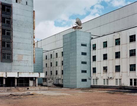 Uno degli immensi edifici che si trovano al centro del Cosmodromo. Assolutamente anonima, a parte il piatto rivelatore dell’antenna parabolica, questa struttura fatta di pannelli di cemento armato gettati frettolosamente è in realtà un gigantesco impianto di assemblaggio e ospita le versioni più aggiornate dei razzi Soyuz e Progress, oltre alla sala stampa internazionale