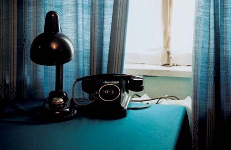 Il telefono e la lampada da tavolo usati da Gagarin, nella piccola dacia in cui trascorse gli ultimi giorni prima della sua storica missione