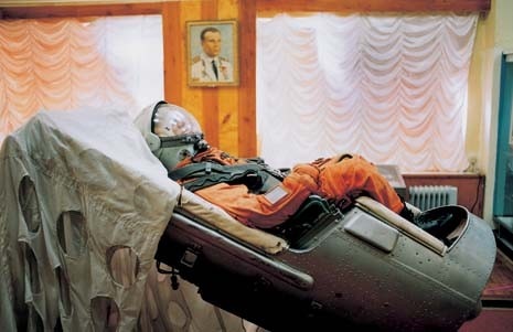 Nel museo Korolev, la capsula di alluminio e il paracadute usati da Gagarin nel volo di prova del suo lancio in orbita. La tuta spaziale era indossata da un manichino e permise agli scienziati russi di eseguire gli ultimi controlli sulla affidabilità delle strutture di sicurezza, pensate per salvaguardare la vita dell’astronauta 