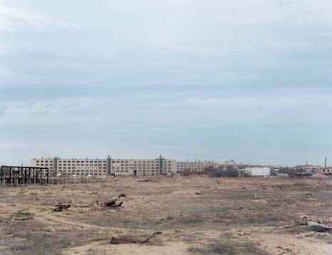 I detriti ingombrano il terreno intorno agli edifici e ai laboratori di ricerca situati nel cuore del Cosmodromo di Baikonur